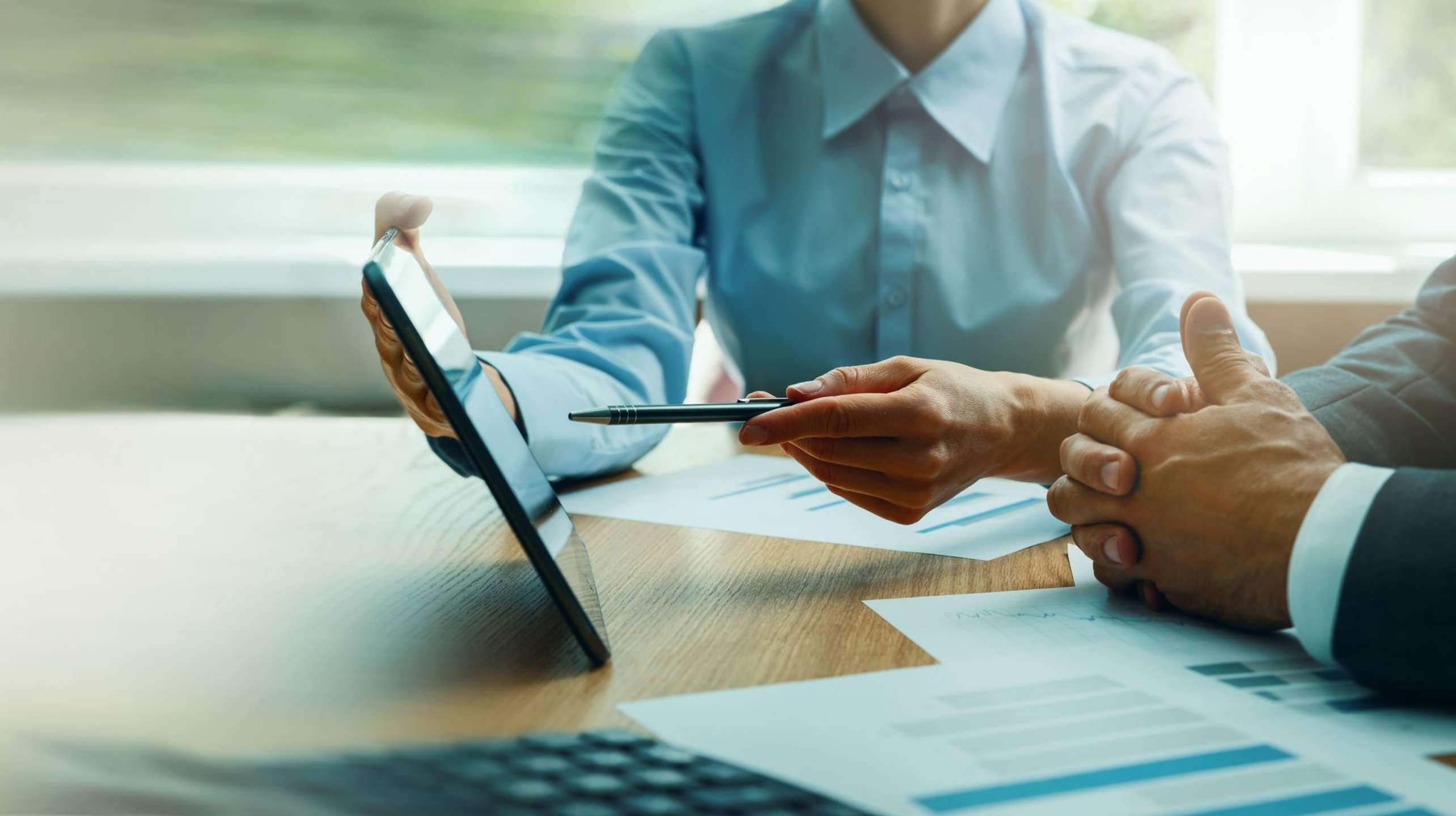 Unternehmensberatungsdienstleistungen. Berater und Geschäftsmann, der mit digitalem Tablet am Schreibtisch im Büro arbeitet. 